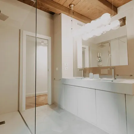 아파트 Fascino In Centro With Private Parking And 2 Bedrooms & 2 Bathrooms *