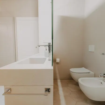 Fascino In Centro With Private Parking And 2 Bedrooms & 2 Bathrooms Lägenhet