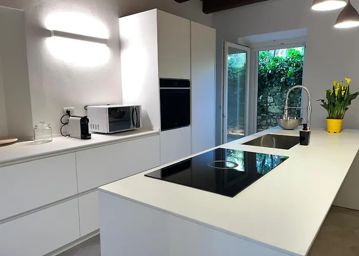 Fascino In Centro With Private Parking And 2 Bedrooms & 2 Bathrooms Apartment *